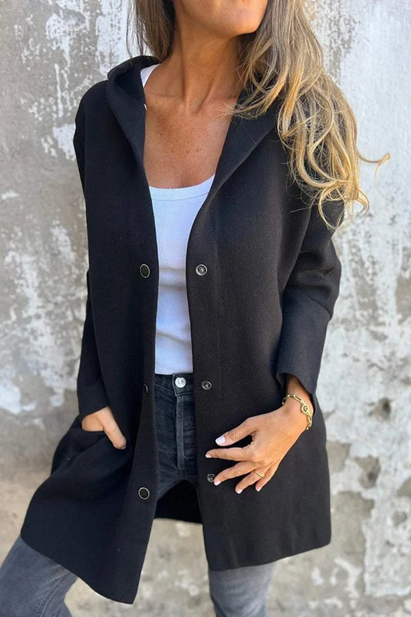 Elena | Brīva kapucēta jaka ar pogu rindu un garām piedurknēm